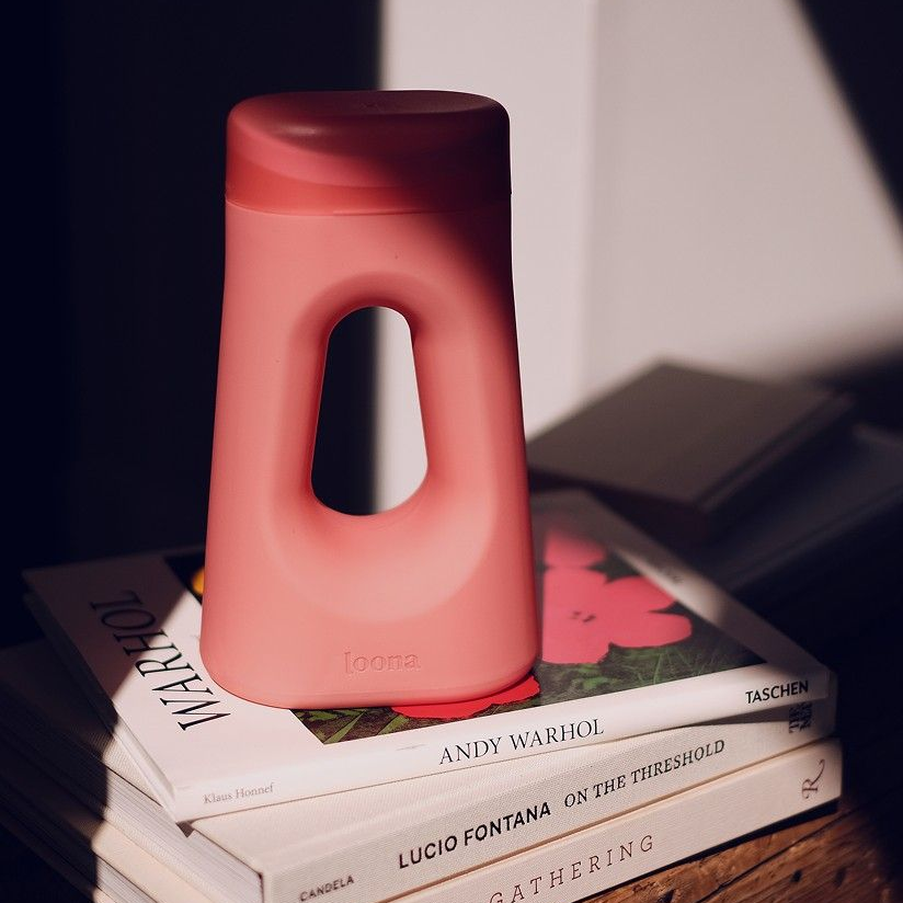 LOONA_Lifestyle_Books_Coral_Dream_RGB_72dpi_Portrait_4x6_4000x6000_6a7a868b-5959-4561-b8c2-7bc1f3f59e57